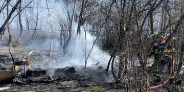 Șase suflete salvate de pompierii din Timișoara, dintr-o baracă în flăcări!