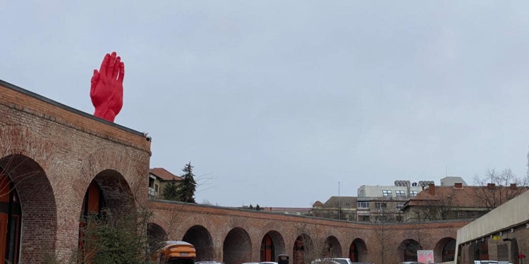 Salutări de pe Bastionul Theresia! O mână gigant, roșie, amplasată pe monumentul istoric