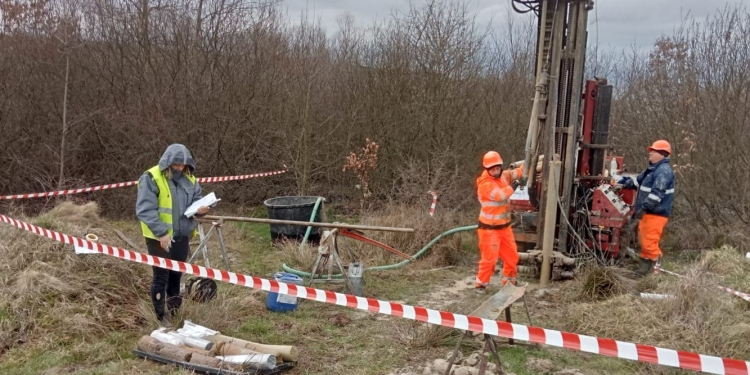 Investigații geotehnice în zona pe care va fi realizată secțiunea cu tuneluri pentru urși din autostrada A1