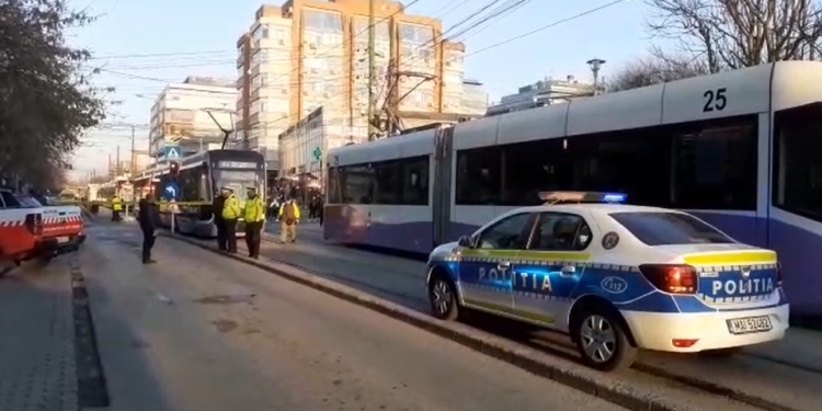 VIDEO Un bărbat și-a pierdut viața sub roțile tramvaiului, în Piața700 din Timișoara