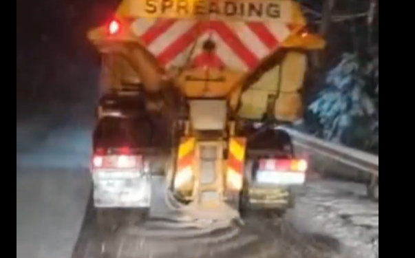 A revenit iarna în unele zone din vestul țării! Drumarii au avut de muncă noaptea trecută