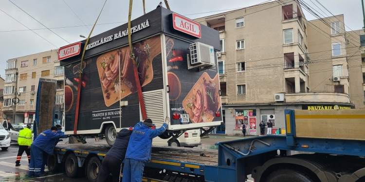 A început ridicarea rulotelor amplasate ilegal pe domeniul public al Timișoarei FOTO