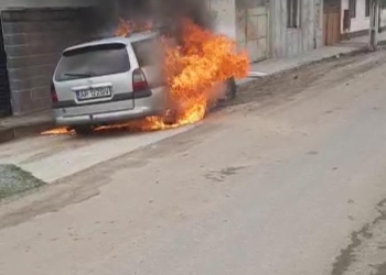 VIDEO. Și-a găurit rezervorul. Mașina făcută scrum pe o stradă din județul Arad