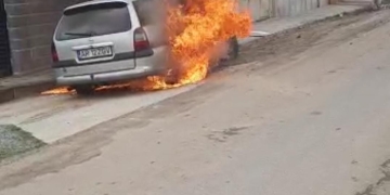 VIDEO. Și-a găurit rezervorul. Mașina făcută scrum pe o stradă din județul Arad