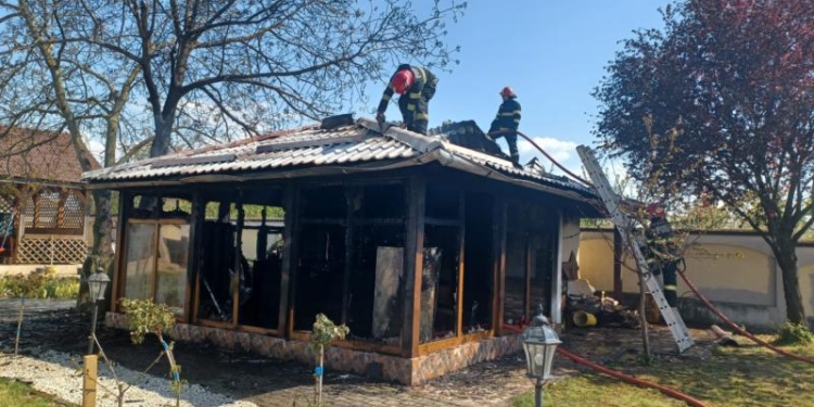 Incendiu la o anexă din Arad
