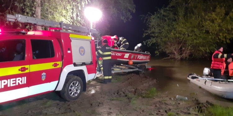 Tragedie în Timiș. O barcă cu 12 persoane s-a răsturnat în Mureș. Un copil a murit, 2 copii și 2 adulți sunt dați dispăruți