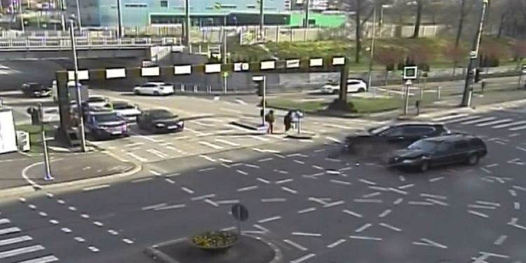 VIDEO Accident rutier surprins de camere, la pasajul Jiul din Timișoara