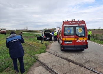Mașină lovită de tren în Timiș! Trei persoane au fost rănite