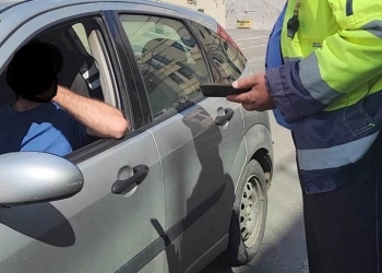 Fără jenă și fără permis, un bărbat a fost prins cu mașina pe pietonala din Timișoara