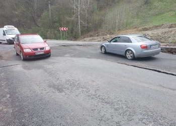 Jale în trafic! O porțiune din drumul care leagă Banatul de Oltenia s-a rupt FOTO