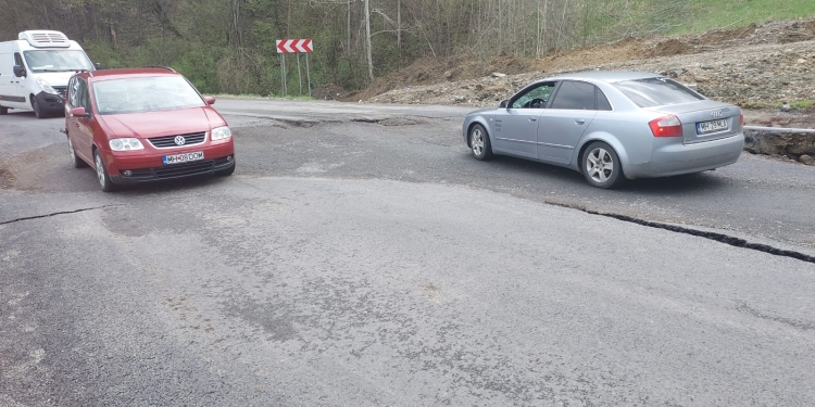 Jale în trafic! O porțiune din drumul care leagă Banatul de Oltenia s-a rupt FOTO