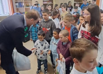 Fritz, în mijlocul unor copii cu povești dificile, cu care a ciocnit un ou roșu