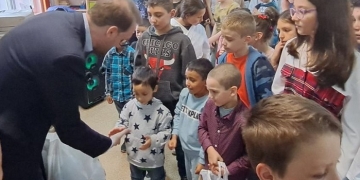 Fritz, în mijlocul unor copii cu povești dificile, cu care a ciocnit un ou roșu