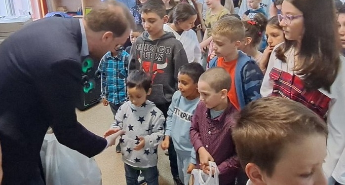 Fritz, în mijlocul unor copii cu povești dificile, cu care a ciocnit un ou roșu