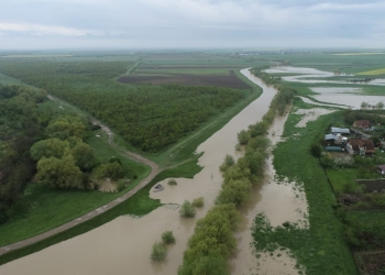 VIDEO Infiltrații în digul de la Gătaia. Cod roșu de inundații în zonă. Cod portocaliu, în zona Șemlacu Mare