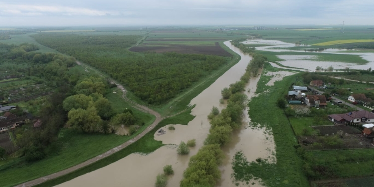 VIDEO Infiltrații în digul de la Gătaia. Cod roșu de inundații în zonă. Cod portocaliu, în zona Șemlacu Mare