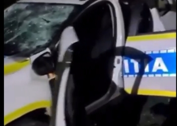 VIDEO Mașină de poliție făcută „șnițel”, în vestul țării. A fost distrusă cu ciocanul de un bărbat