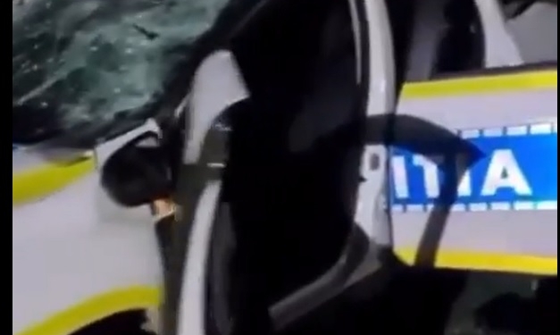 VIDEO Mașină de poliție făcută „șnițel”, în vestul țării. A fost distrusă cu ciocanul de un bărbat