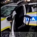 VIDEO Mașină de poliție făcută „șnițel”, în vestul țării. A fost distrusă cu ciocanul de un bărbat