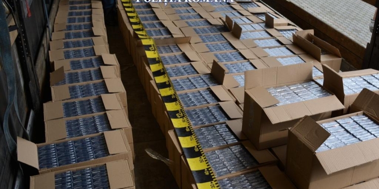 TIR și microbuz de țigări, confiscate de polițiști