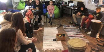 Se caută adolescenți vorbitori de limba română și ucraineană din Timișoara pentru un experiment muzical