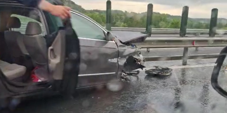 VIDEO Un șofer a „pierdut” 2 roți pe A1