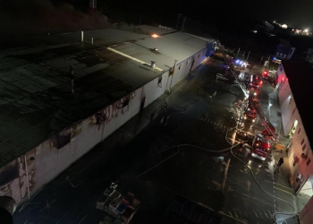 VIDEO Pagube uriașe! O hală de mii de metri din Timișoara, a ars ca o torță!