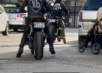 VIDEO Doi motocicliști din Arad pășesc ca-n pene pe lângă un  bebeluș care doarme