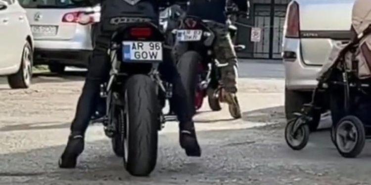 VIDEO Doi motocicliști din Arad pășesc ca-n pene pe lângă un  bebeluș care doarme