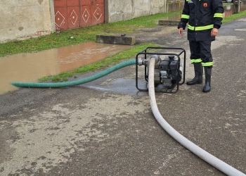 VIDEO Lugojul e-nfundat! Curți și străzi inundate de apa de ploaie