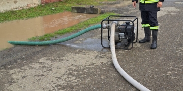 VIDEO Lugojul e-nfundat! Curți și străzi inundate de apa de ploaie