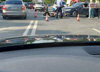 VIDEO Accident în Giroc! Motociclist luat pe sus de o șoferiță