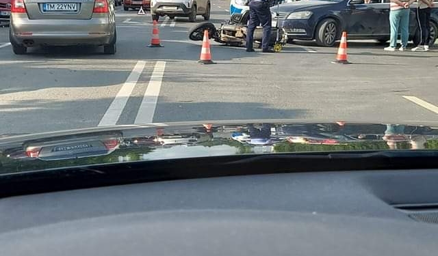 VIDEO Accident în Giroc! Motociclist luat pe sus de o șoferiță