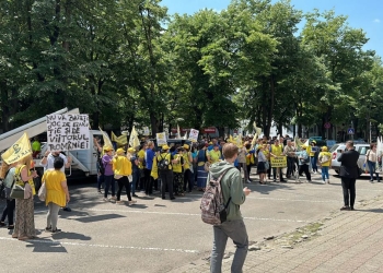 VIDEO „Repetenții au ajuns în Parlament!”, strigă dascălii din Timiș, în stradă! Protest în fața Prefecturii