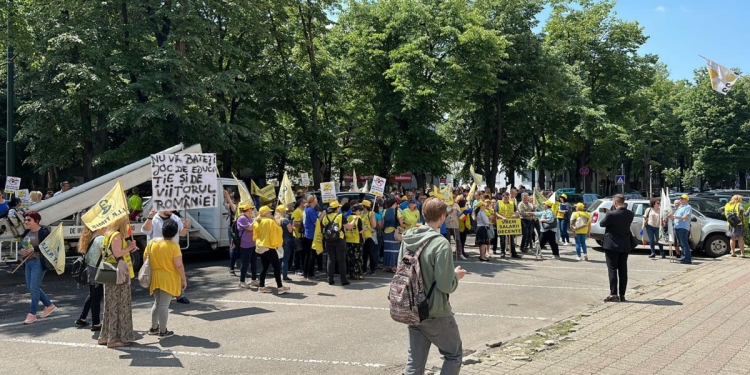 VIDEO „Repetenții au ajuns în Parlament!”, strigă dascălii din Timiș, în stradă! Protest în fața Prefecturii