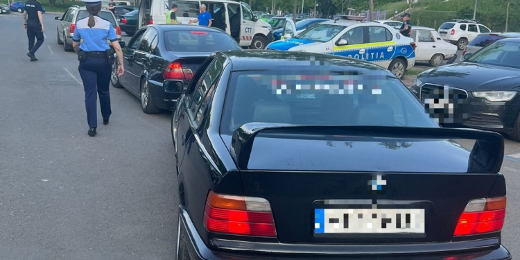 Polițiștii nu s-au plictisit. Teanc de certificate de înmatriculare retrase