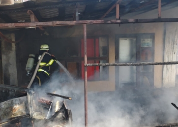 Magazin în flăcări, într-un oraș din Vestul țării