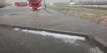 Rupere de nori în Timișoara și în împrejurimi. Grindină și străzi acoperite de apă