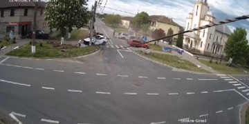 VIDEO Impact violent pe un drum din Timiș!