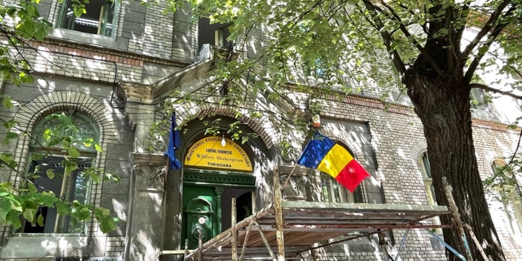 Se renovează acoperișul unui liceu de prestigiu din Timișoara