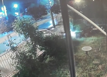 VIDEO Gardul pus în drumul BMW-ului, n-are nicio șansă! Cum a rămas un timișorean fără zid, în miezul nopții