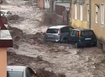 VIDEO Reșița, sub ape! Mașini luate de viitură