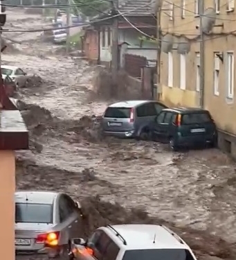 VIDEO Reșița, sub ape! Mașini luate de viitură