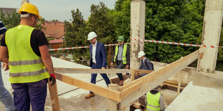 Fără ore în containere! O școală din zona Șagului va avea un nou corp de clădire