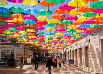 Strada Alba Iulia din centrul Timișoarei, din nou multicoloră! S-au întors umbreluțele