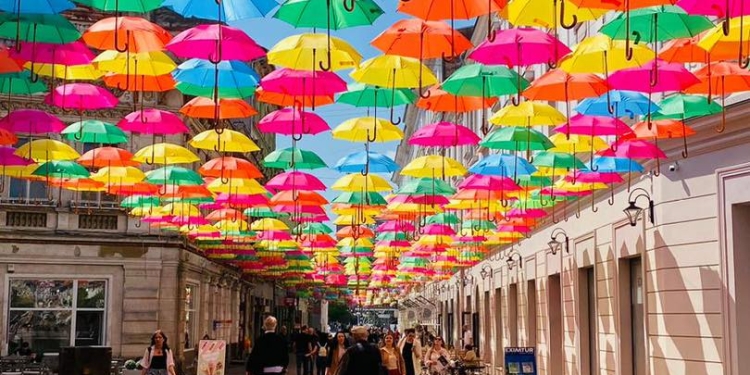 Strada Alba Iulia din centrul Timișoarei, din nou multicoloră! S-au întors umbreluțele