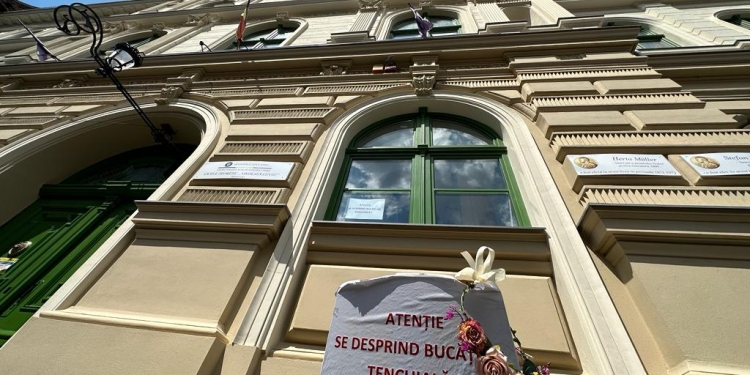 FOTO „Atenție se desprind bucăți de tencuială!” din fațada inaugurată anul trecut a liceului Lenau