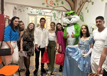 FOTO! Lumea basmelor a ajuns și la Spitalul de Copii din Timișoara, de ziua lor! Liga Studenților Social-Democrați a creat-o pentru ei