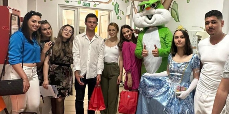 FOTO! Lumea basmelor a ajuns și la Spitalul de Copii din Timișoara, de ziua lor! Liga Studenților Social-Democrați a creat-o pentru ei