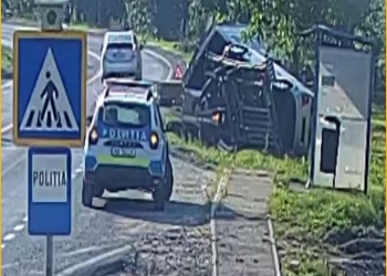 Microbuz cu 9 pasageri, izbit de un cap de pod, în Timiș